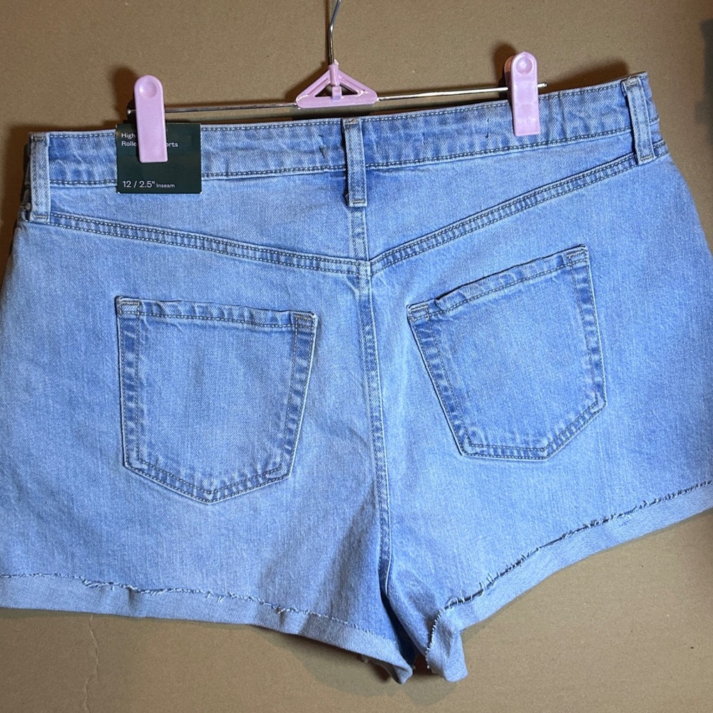 NEW Wild Fable Womens‎ High Rise Denim Shorts Light Wash Distressed Size 12 - Picture 5 of 6